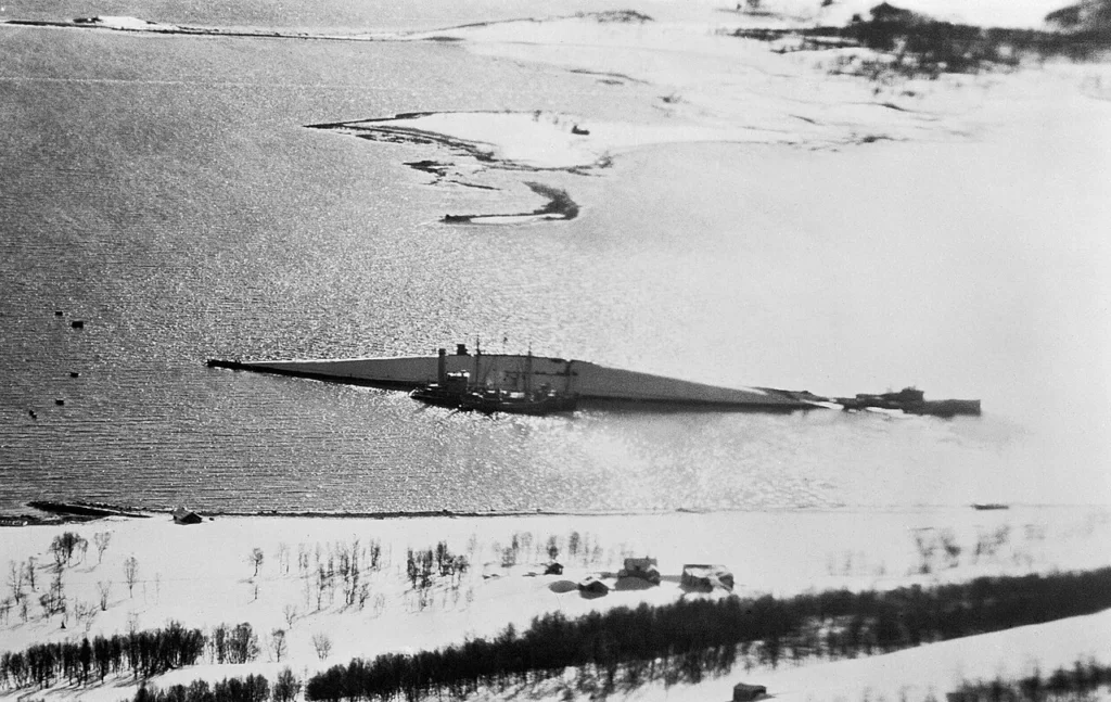 トロムソ沖で転覆したドイツ戦艦ティルピッツ