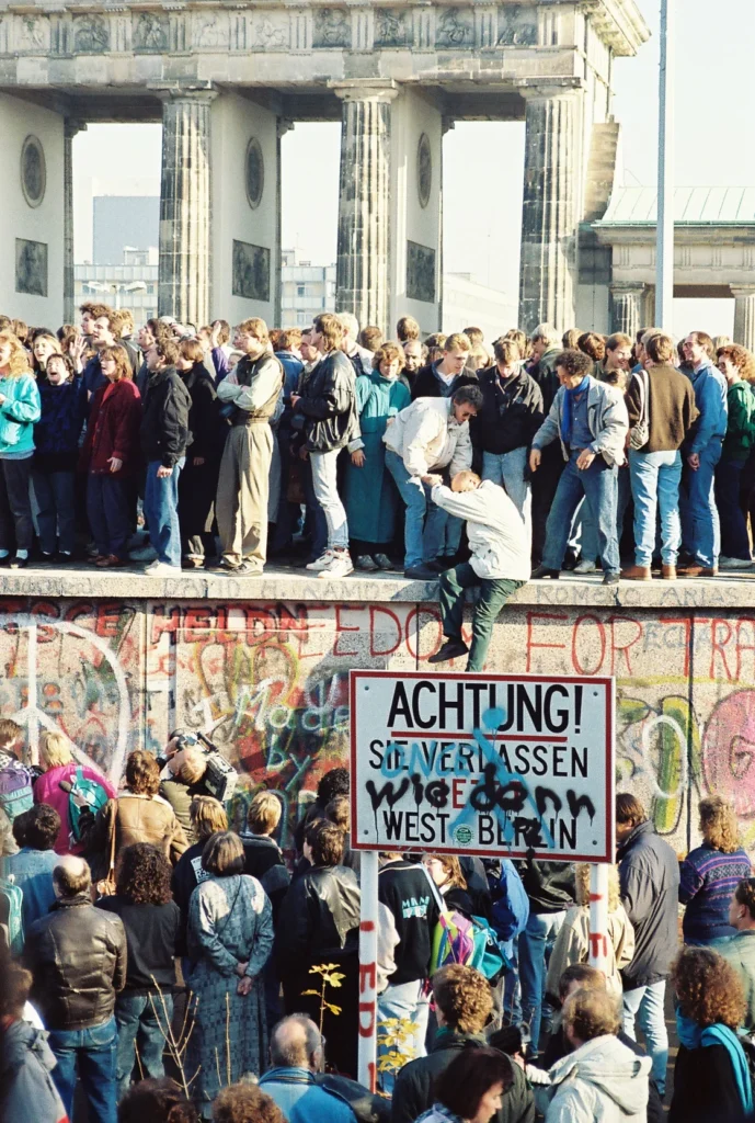 1989年11月9日にブランデンブルク門付近のベルリンの壁へ上った人々