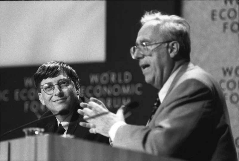 1997年の世界経済フォーラム年次総会に出席したビル・ゲイツの写真