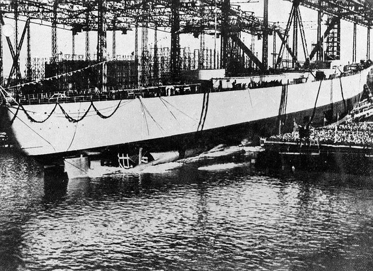 造船所の船台から進水する戦艦ビスマルク