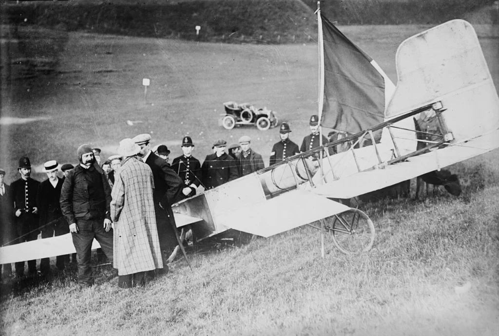 英仏海峡横断後のルイ・ブレリオとブレリオXI