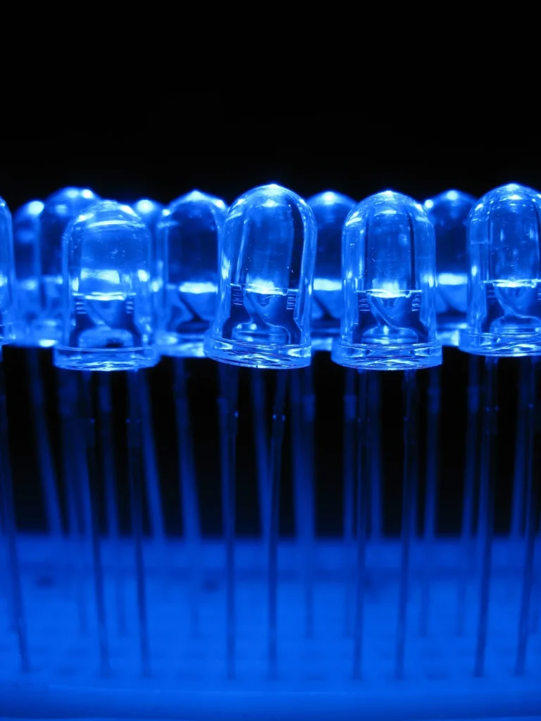 試作基板上で青く発光する複数のLED