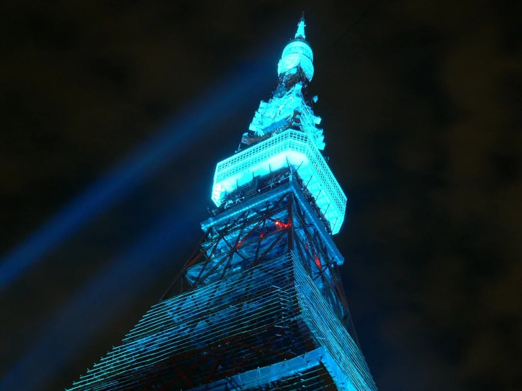世界糖尿病デーに青くライトアップされた東京タワーの写真