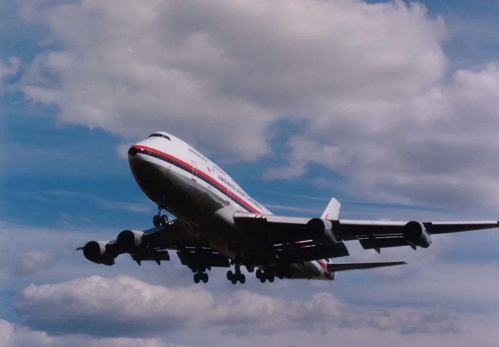 大阪国際空港に駐機する日本航空のボーイング747-300