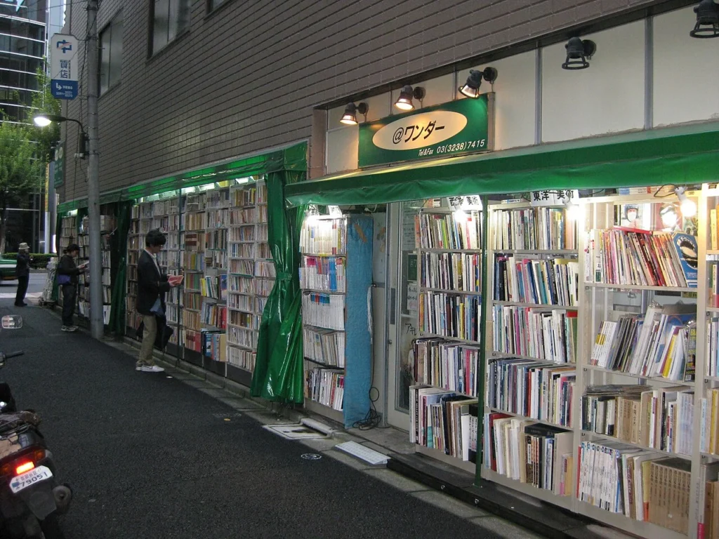 東京・神田神保町の通路沿いで販売されている古書