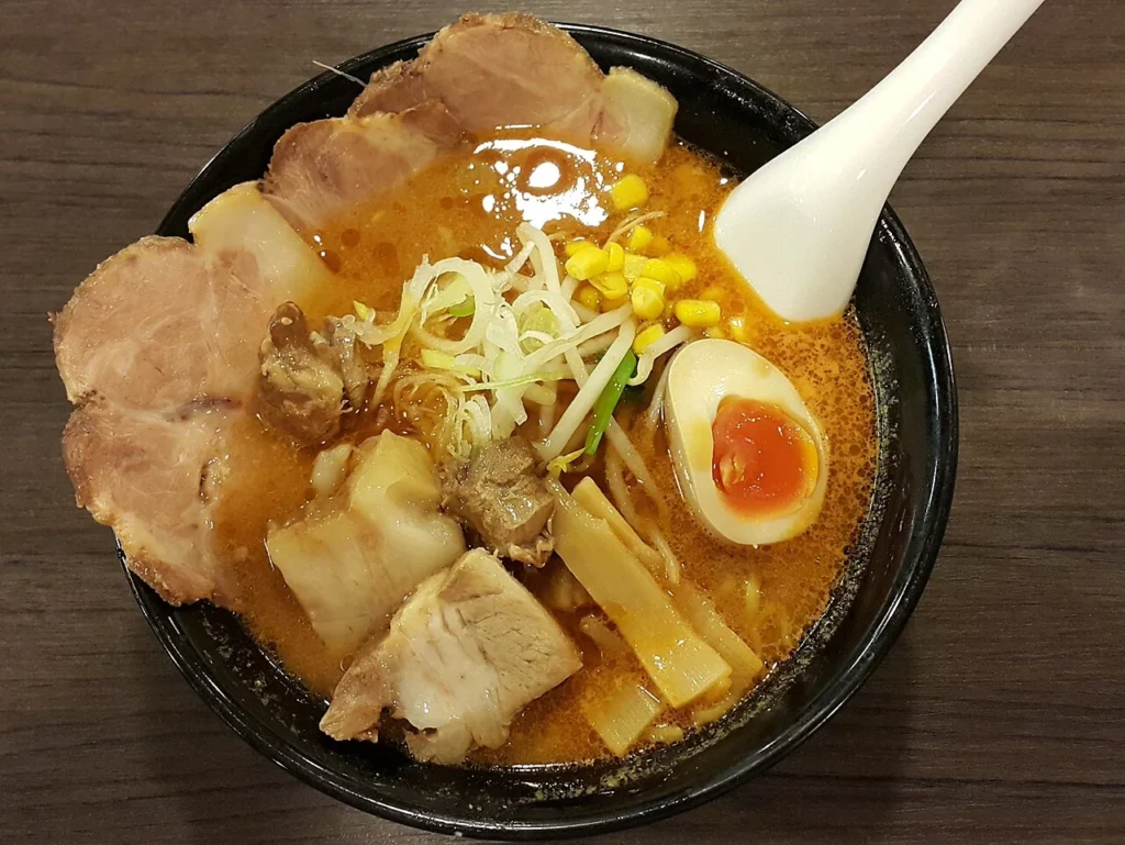 チャーシューと半熟卵をのせた味噌ラーメン