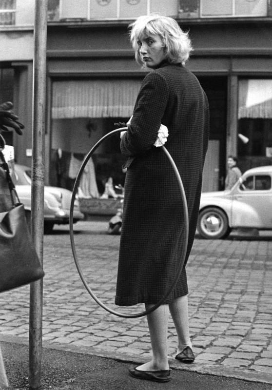 フラフープの輪を持つ少女の1958年の写真