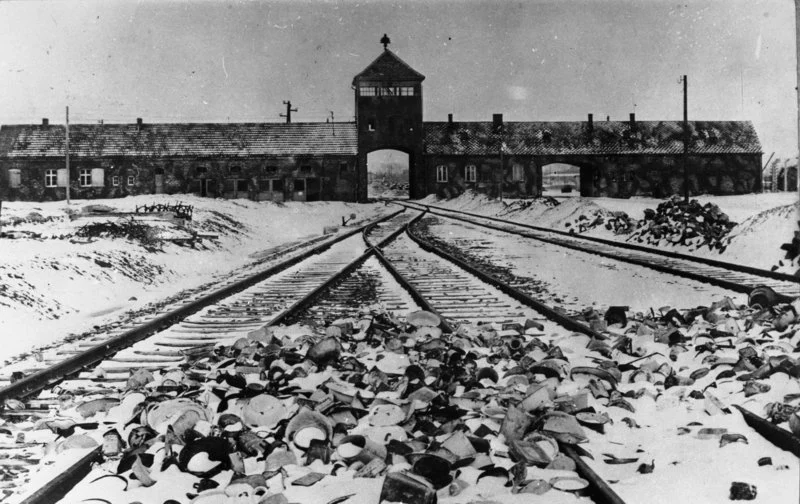 解放後のアウシュヴィッツ強制収容所入口を写した写真