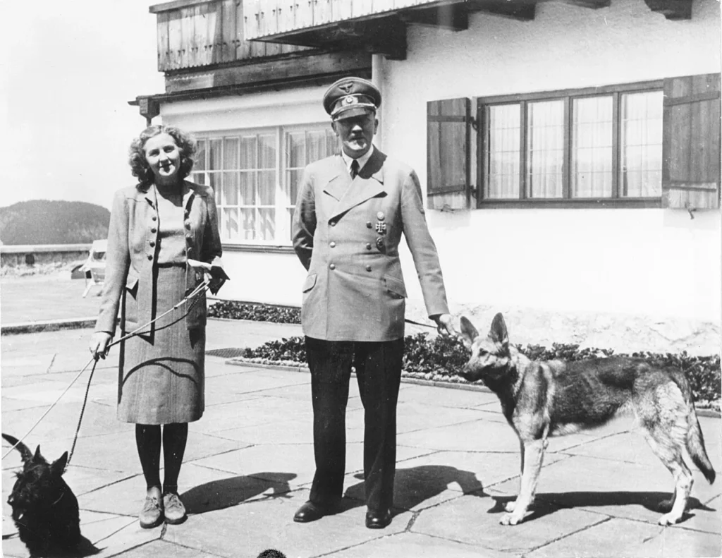 ベルクホーフで犬と過ごすアドルフ・ヒトラーとエヴァ・ブラウン