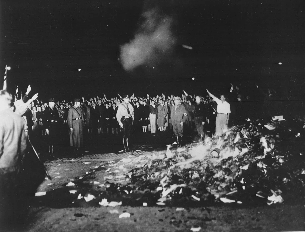 1933年にベルリンのオペラ広場で行われた焚書