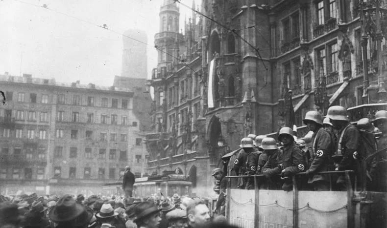 1923年のミュンヘン一揆でマリエン広場に集まった人々