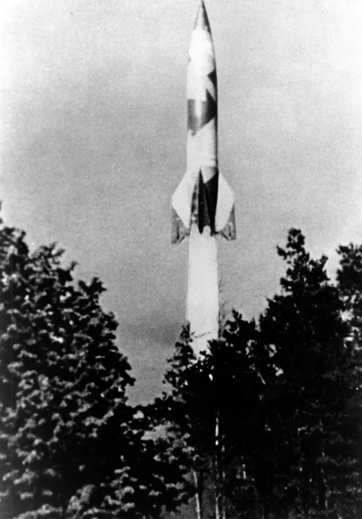 発射直後に上昇するドイツのV2ロケット