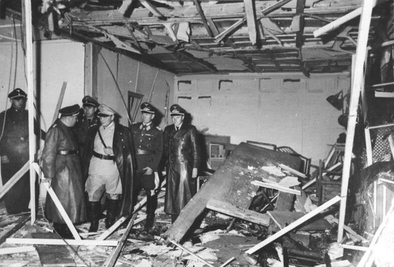 爆発で破壊された会議室を調べるドイツ政府関係者