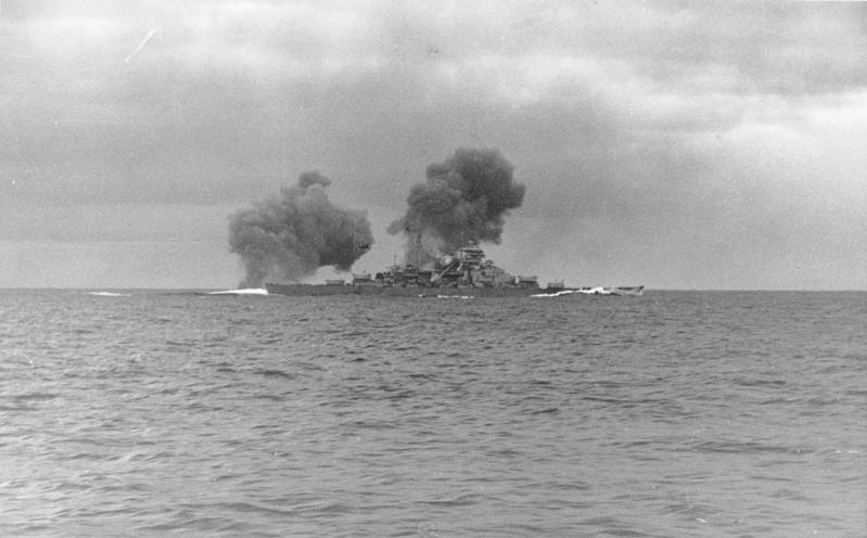 デンマーク海峡海戦で主砲を発射する戦艦ビスマルク