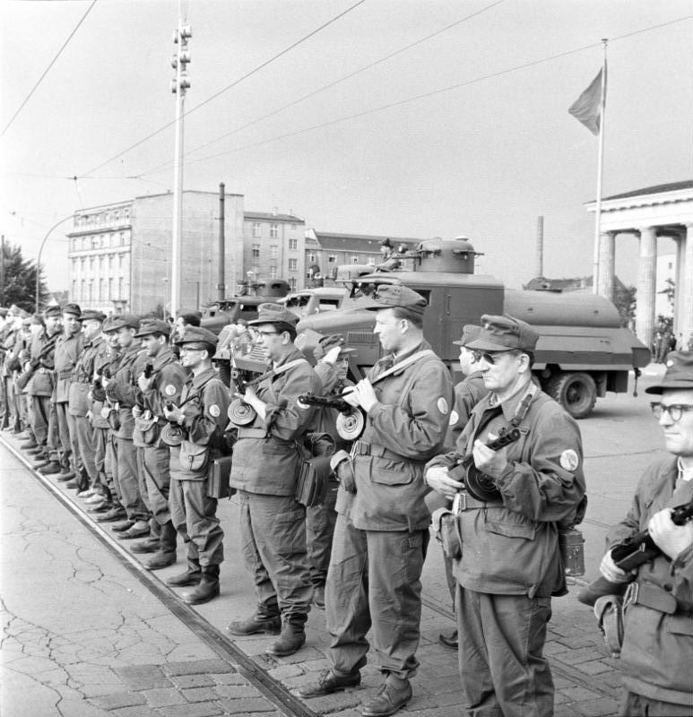 1961年8月13日のブランデンブルク門付近を警備する東ドイツの部隊
