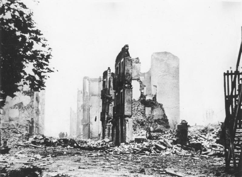 爆撃によって廃墟となったスペインのゲルニカ市街