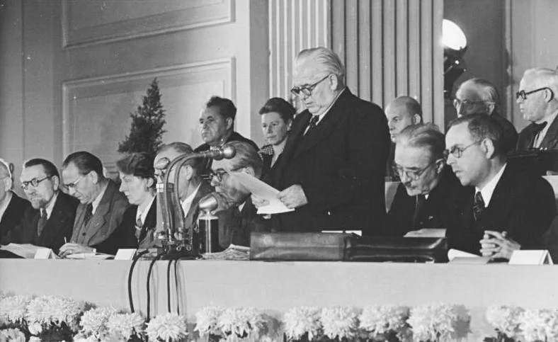東ドイツ建国時の人民評議会で演説するヴィルヘルム・ピーク