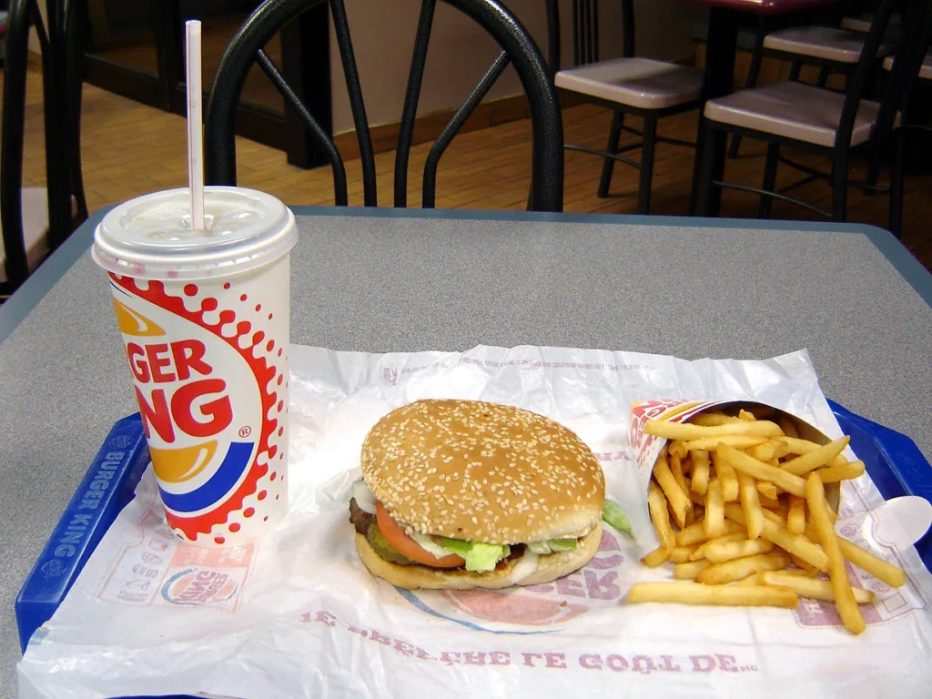 バーガーキングのワッパーとフライドポテト、飲み物のセット