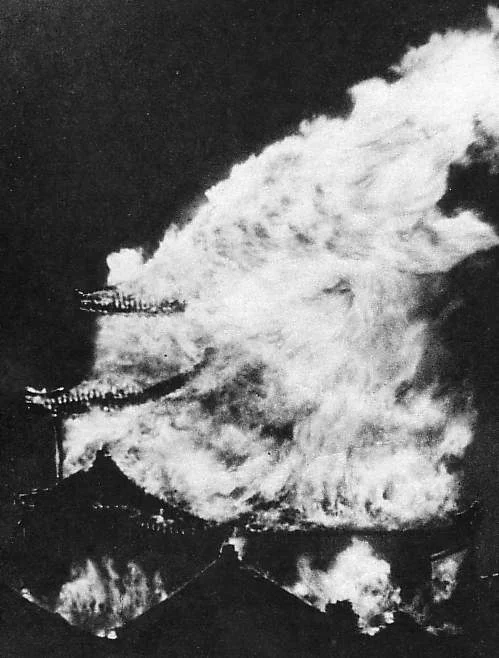 名古屋空襲で炎上する名古屋城天守
