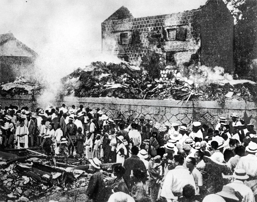 1918年の米騒動で炎上する岡山精米の建物