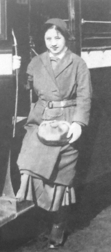 1934年に撮影された日本の女性バス車掌