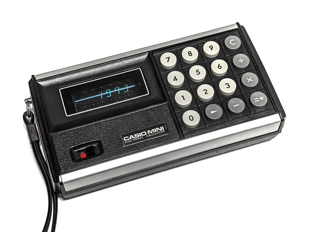 1972年に発売された小型電卓カシオミニCM-601