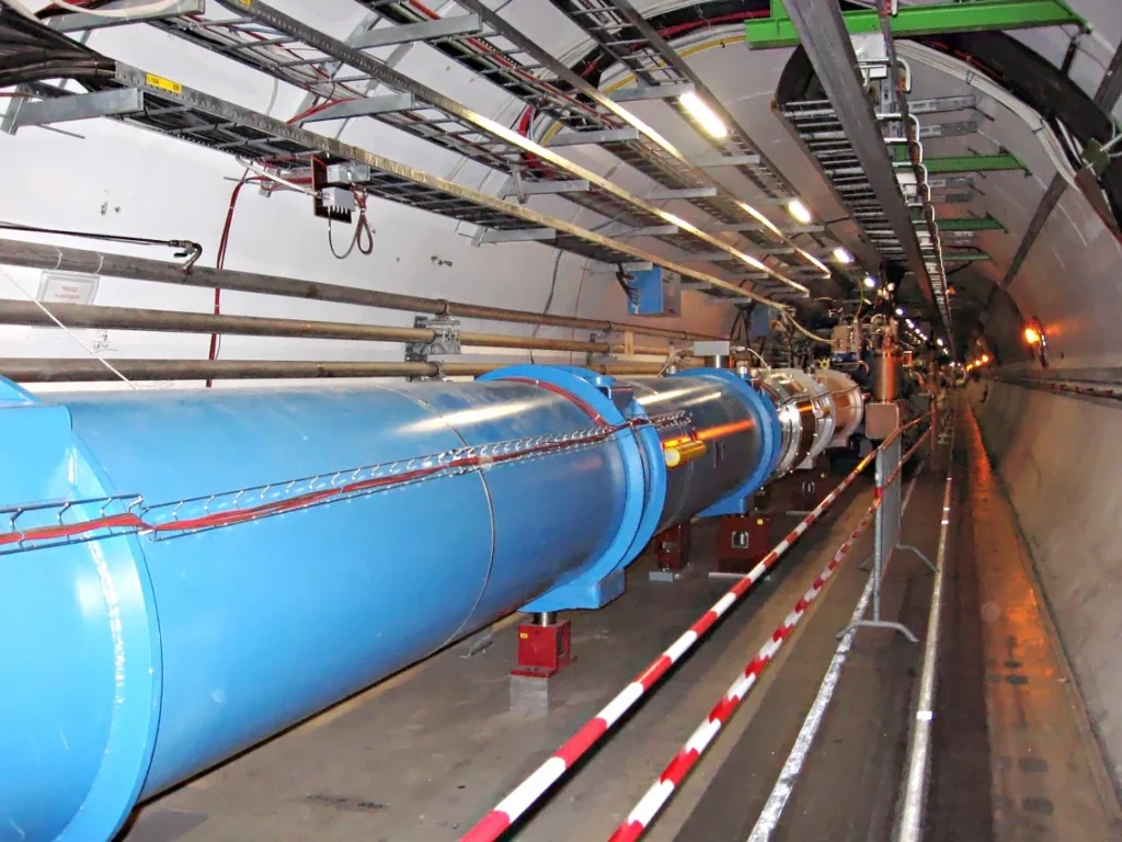 CERNの大型ハドロン衝突型加速器LHCの地下トンネル