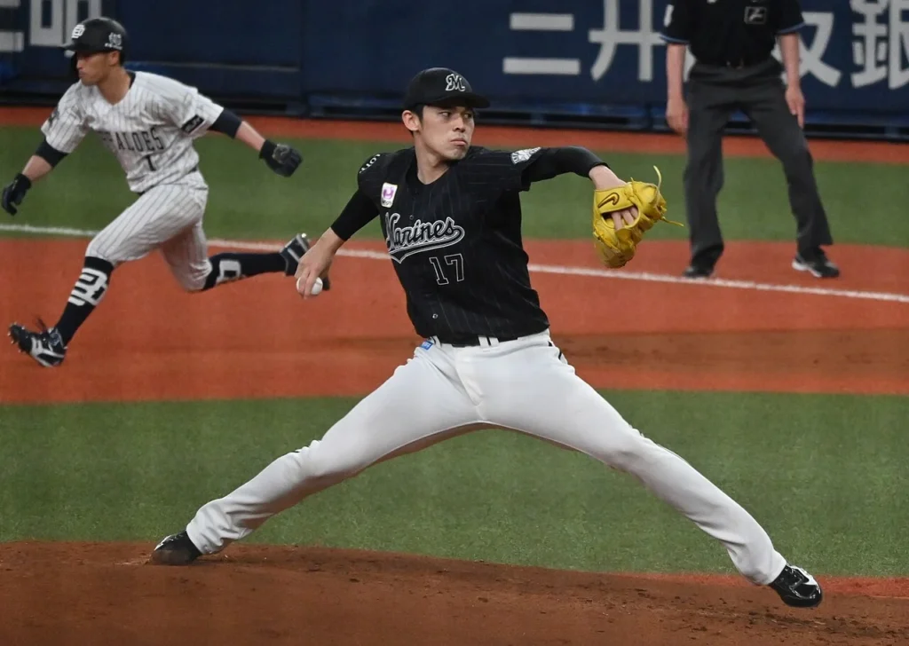 千葉ロッテマリーンズの投手・佐々木朗希が投球する写真