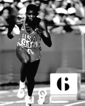 1984年のロサンゼルス五輪でのカール・ルイスの写真