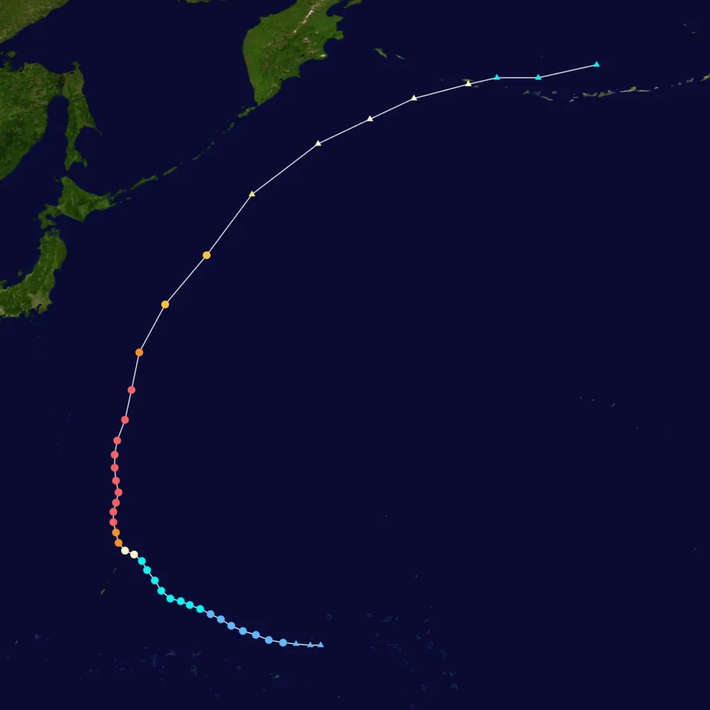 マリアナ海域漁船集団遭難を引き起こした台風カルメンの進路図