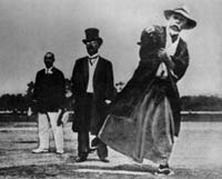 1915年の第1回全国中等学校優勝野球大会の始球式の写真