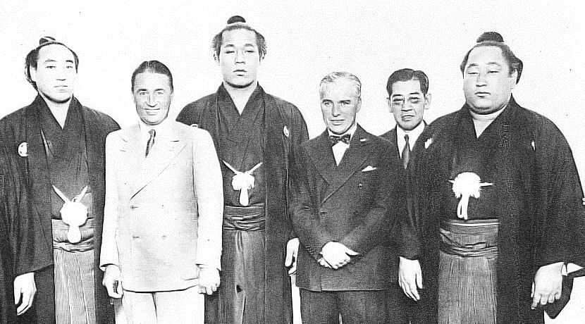 1932年の来日時に力士と並ぶチャールズ・チャップリン