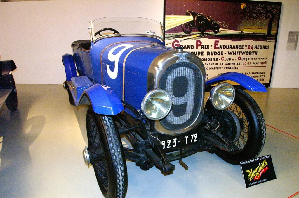 1923年の第1回ル・マン24時間レースで優勝したシェナール・エ・ワルケル車