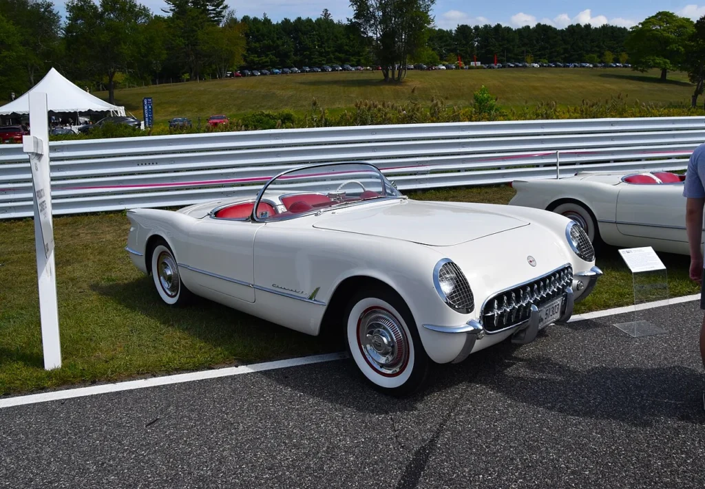 白いボディーと赤い内装を持つ1953年型シボレー・コルベット