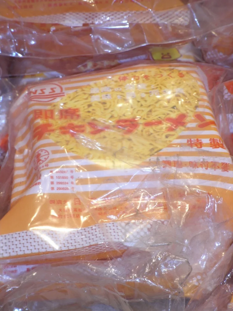 1958年ごろの初代チキンラーメンのパッケージを再現した展示