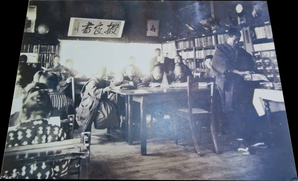 旧水口図書館の閲覧室で本を読む子どもたち
