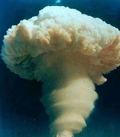 1967年に実施された中国初の水素爆弾実験のきのこ雲