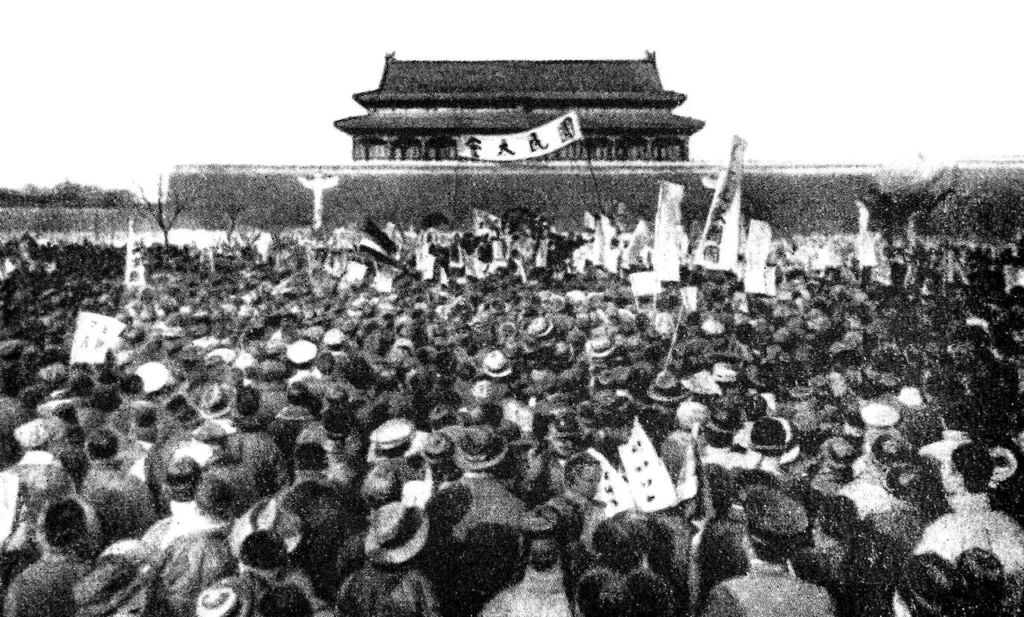 パリ講和条約に抗議して行進する北京の学生たち