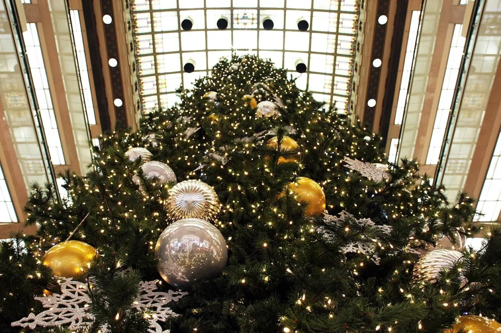 東京に飾られたクリスマスツリーの写真