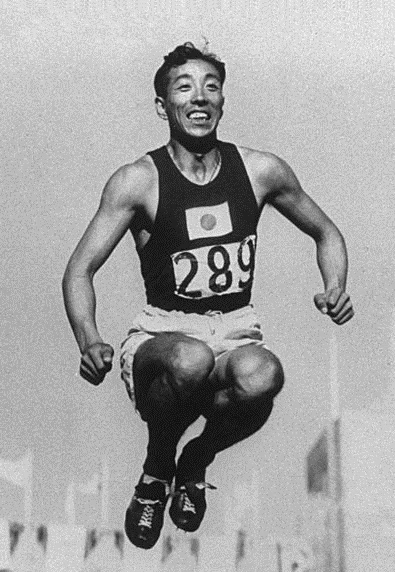 1932年のオリンピックで三段跳びをする南部忠平の写真