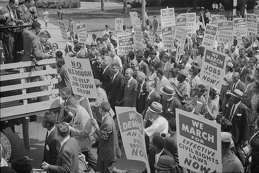 1963年8月28日のワシントン大行進に集まった公民権運動指導者と参加者