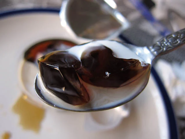 クリームを添えたコーヒーゼリー
