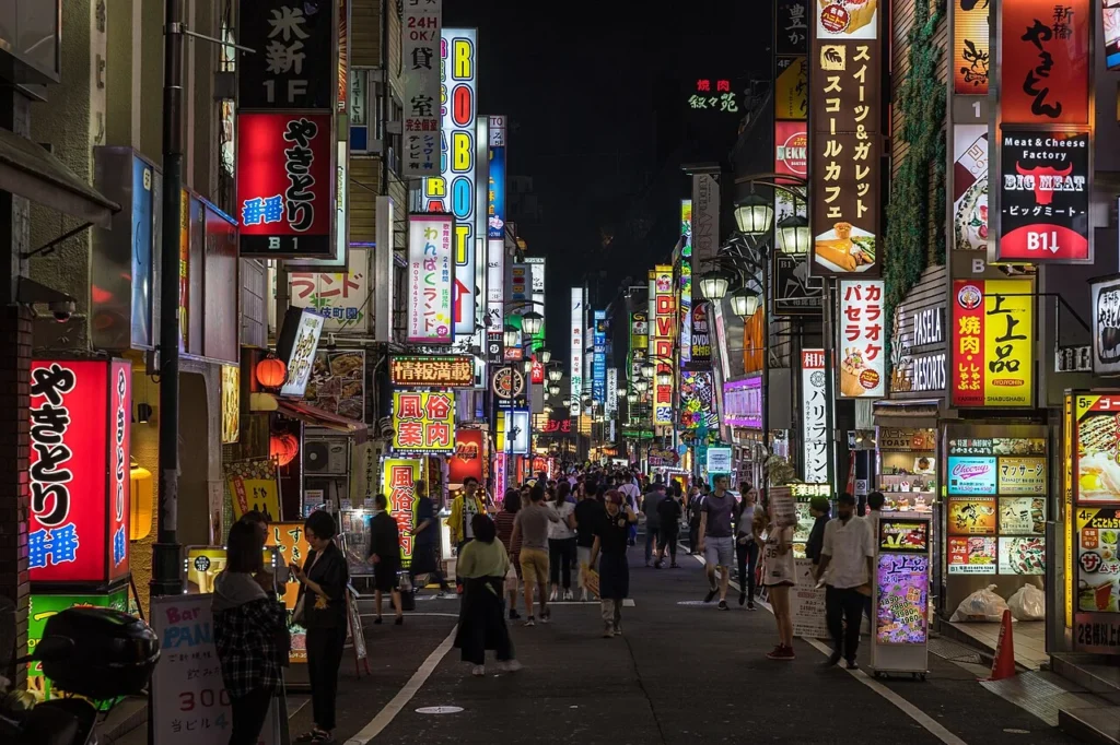 東京都新宿区歌舞伎町の色鮮やかなネオンサイン