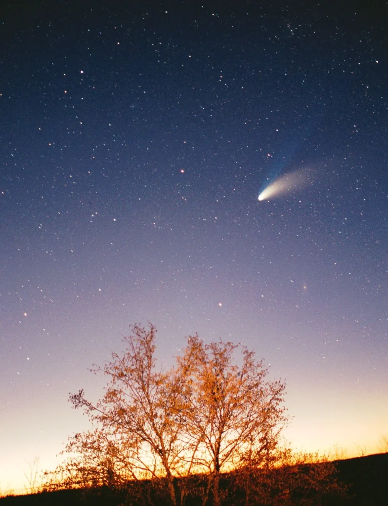 夜空に尾を引くヘール・ボップ彗星の写真