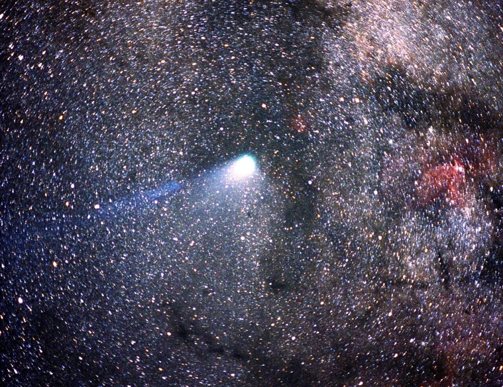 天の川を横切るハレー彗星の写真