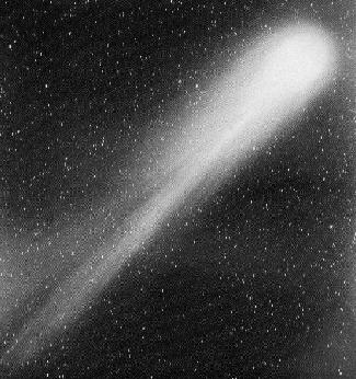 1986年に太陽へ接近したハレー彗星と長く伸びる尾