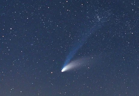 夜空に二本の尾を伸ばすヘール・ボップ彗星