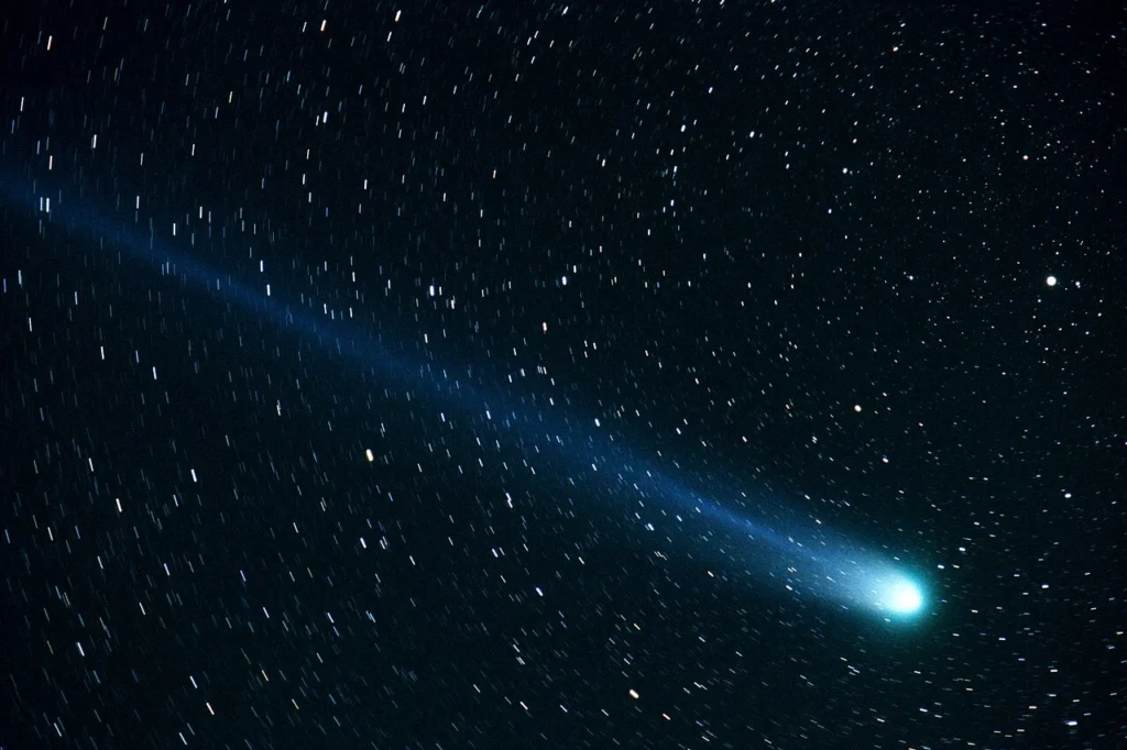 夜空に長い尾を伸ばす百武彗星