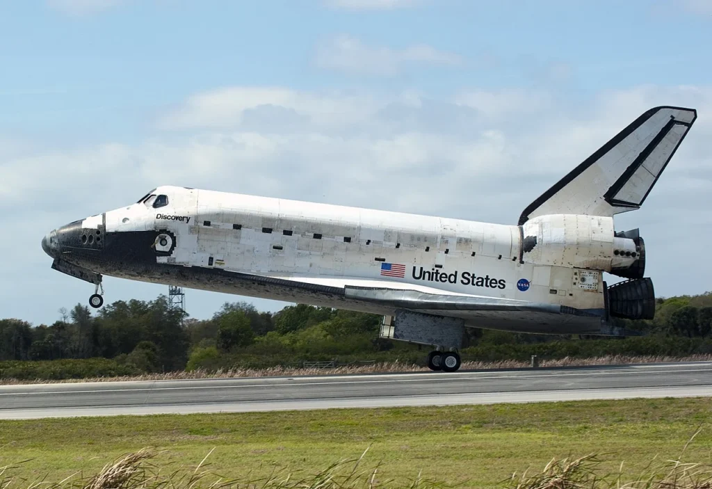 ケネディ宇宙センターへ着陸するスペースシャトル・ディスカバリー