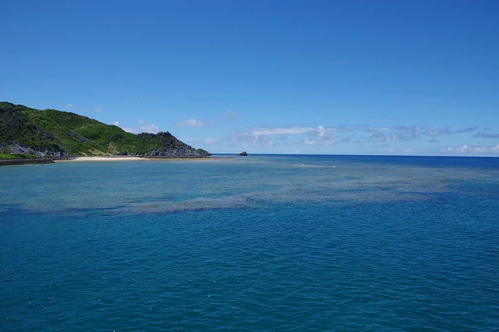 沖縄県渡名喜島の海に広がるサンゴ礁